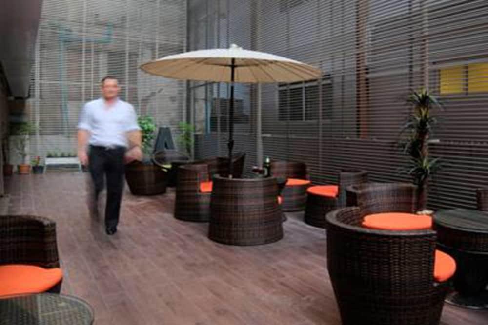 Grand Alpine Hotel Bangkok Kültér fotó