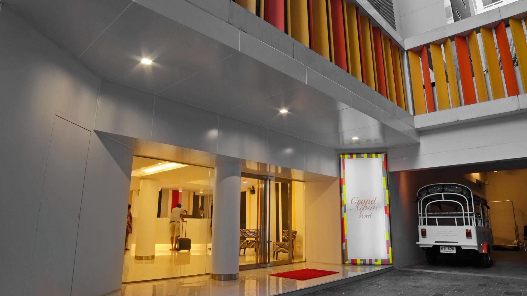 Grand Alpine Hotel Bangkok Kültér fotó